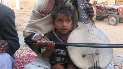 Kulu Kulu -  Melancholic desert melodies meet pulsating polyrhythms in this Tuareg folk anthem.